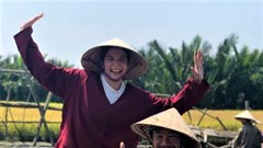 Du khách thích thú trải nghiệm "cưỡi trâu", làm nông dân ở Hội An