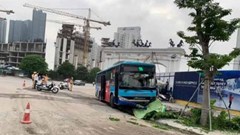 Hà Nội: Xe buýt lao lên vỉa hè đâm tử vong người đi bộ