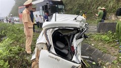 Hòa Bình: Va chạm với xe khách, hai người trên xe con tử vong tại chỗ