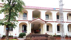 Nam sinh lớp 9 rơi từ cầu thang bị thương nặng