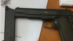 Hà Nội: Phát hiện người đàn ông giấu súng trong cốp xe máy