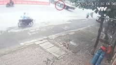 Xe máy không quan sát phóng nhanh lao vào gầm ô tô