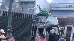 Xe tải tông 5 ô tô đang dừng đèn đỏ