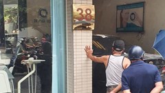 Xe Camry "chui tọt" vào phòng khám răng trên phố Hà Nội