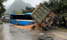 Xe khách giường nằm đấu đầu xe tải, gần 10 người bị thương tại Bình Phước