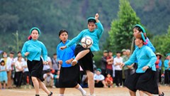 Về Bình Liêu xem các cô gái dân tộc Sán Chỉ mặc váy đá bóng
