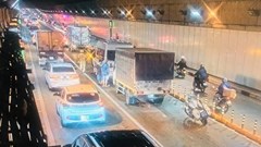 Bốn xe ôtô đâm nhau liên hoàn trong đường hầm vượt sông Sài Gòn