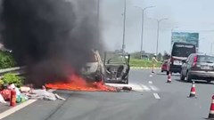 Ô tô 7 chỗ cháy trơ khung trên cao tốc Pháp Vân - Cầu Giẽ