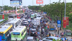 Ùn ứ tại cửa ngõ Hà Nội và TP Hồ Chí Minh trước thềm nghỉ lễ 30.4-1.5