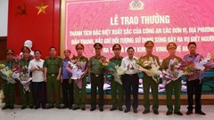 Trao thưởng các đơn vị đấu tranh, bắt giữ thành công đối tượng bắn người ở TP Vinh