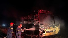 Cháy xe khách giường nằm, nhiều người may mắn thoát nạn