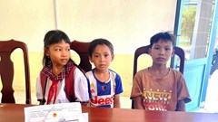 3 học sinh tiểu học trả lại 42 triệu đồng cho người đánh rơi