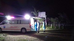 Chuyên gia y tế Việt Nam cấp cứu bệnh nhân Covid-19 tại Bệnh viện Phonthong (Lào)