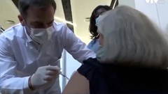 Nhiều nước giảm số ca mắc Covid-19 nhờ tiêm vaccine đại trà