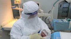 Niềm vui giữa tâm dịch - một bé gái chào đời an toàn từ sản phụ mắc Covid-19