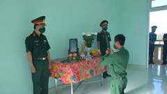 Nghẹn lòng hình ảnh chiến sĩ bái vọng mẹ trước bàn thờ lập nơi đơn vị