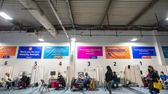 Mỹ khuyến khích người dân tiêm vắcxin