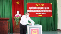 Bộ trưởng Nguyễn Văn Hùng bỏ phiếu bầu cử tại tỉnh Quảng Trị