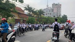 Học sinh lớp 9 và lớp 12 tại Thái Bình trở lại trường học