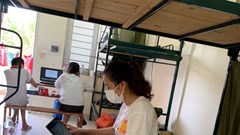 Bắc Giang: Thầy và trò vẫn miệt mài dạy - học trực tuyến trong khu cách ly