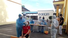 Người dân Bắc Giang thực hành tự lấy mẫu test nhanh