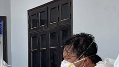 Cái nắng bỏng rát không ngăn được bước chân...