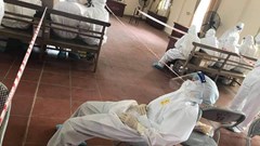 Nhân viên lấy mẫu xét nghiệm chỉ chịu được 4 -6 tiếng trong bộ đồ bảo hộ