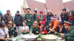 Gói bánh chưng xanh cùng người nghèo ăn Tết