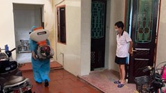 Mua đồ ăn sáng, một phụ nữ trong khu phong tỏa ở Hải Dương bị xử phạt