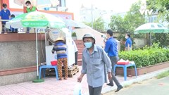 Ấm tình người ATM gạo miễn phí trong mùa dịch