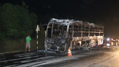 Quảng Bình: Xe giường nằm cháy trơ khung khi đang lưu thông trên quốc lộ