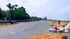 Tái diễn việc lấn chiếm lòng, lề đường làm sân phơi lúa