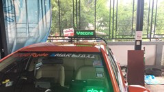 Gắn biển "Đã tiêm vaccine Covid-19" trên xe taxi Thái Lan