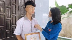 Quảng Bình trao tặng Huy hiệu “Tuổi trẻ dũng cảm” cho một học sinh lớp 10