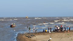 Thanh Hóa: Ra biển tắm, ba em nhỏ bị đuối nước thương tâm