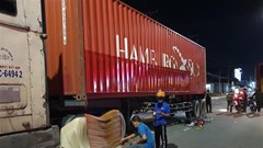 Xe container va chạm với xe đạp điện, 2 mẹ con tử vong tại chỗ