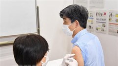 Nhật Bản bắt đầu tiêm chủng đồng bộ tại nơi làm việc trên cả nước