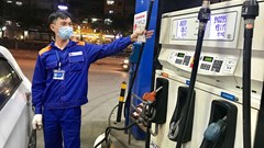 Chi 500 đồng quỹ bình ổn, giá xăng RON95-III vẫn tăng hơn 700 đồng