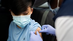 WHO khuyến cáo vẫn cần đeo khẩu trang dù đã tiêm vaccine