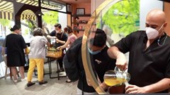 Tình nguyện viên nước ngoài tiếp sức chống dịch Covid-19 tại Việt Nam