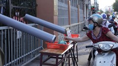 'ATM lướt ống' cung cấp đồ ăn cho người nghèo mùa dịch Covid-19