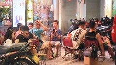 Hà Nội: Lợi dụng nới lỏng, nhiều hàng quán vẫn thản nhiên tràn ra vỉa hè