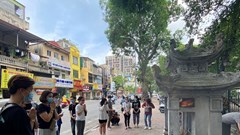 Sĩ tử cầu may... ở ngay ngoài di tích