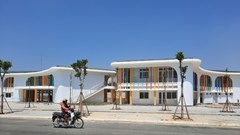 Trường mầm non hơn 15 tỉ đồng vừa khánh thành đã bị lún