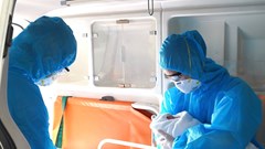 Cứu sống bé gái sơ sinh suy hô hấp nặng, con của bà mẹ mắc Covid-19