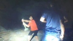 Khởi tố 2 đối tượng dùng cuốc sắt hành hung phóng viên trong đêm