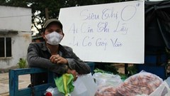 Vợ chồng giáo viên ở Sài Gòn mở "siêu thị" 0 đồng, mang chợ đến người nghèo