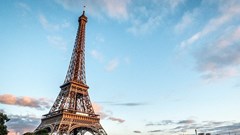 Tháp Eiffel đón du khách trở lại sau thời gian dài đóng cửa