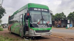 Bất chấp lệnh cấm, xe khách vẫn chở người về từ vùng dịch