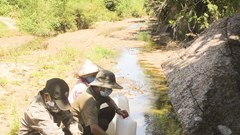 Dân “khát” cạnh dòng sông